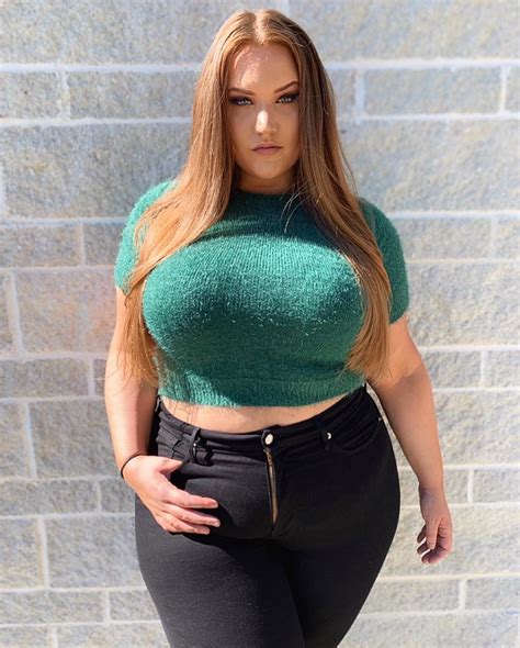 hot curvy girls|Meet the Best Curve Models to Follow at Fashion Week in 2021.